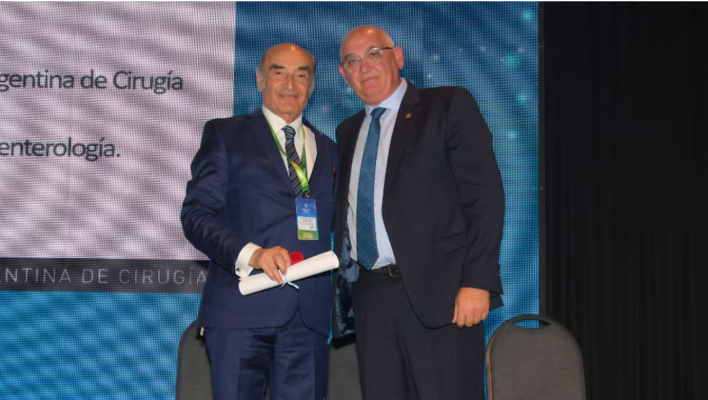 El Dr. Adolfo Badaloni, del Centro Médico Vilella, recibió el título de “Maestro de la Cirugía” por su aporte docente y su rol en la construcción de equipos de excelencia