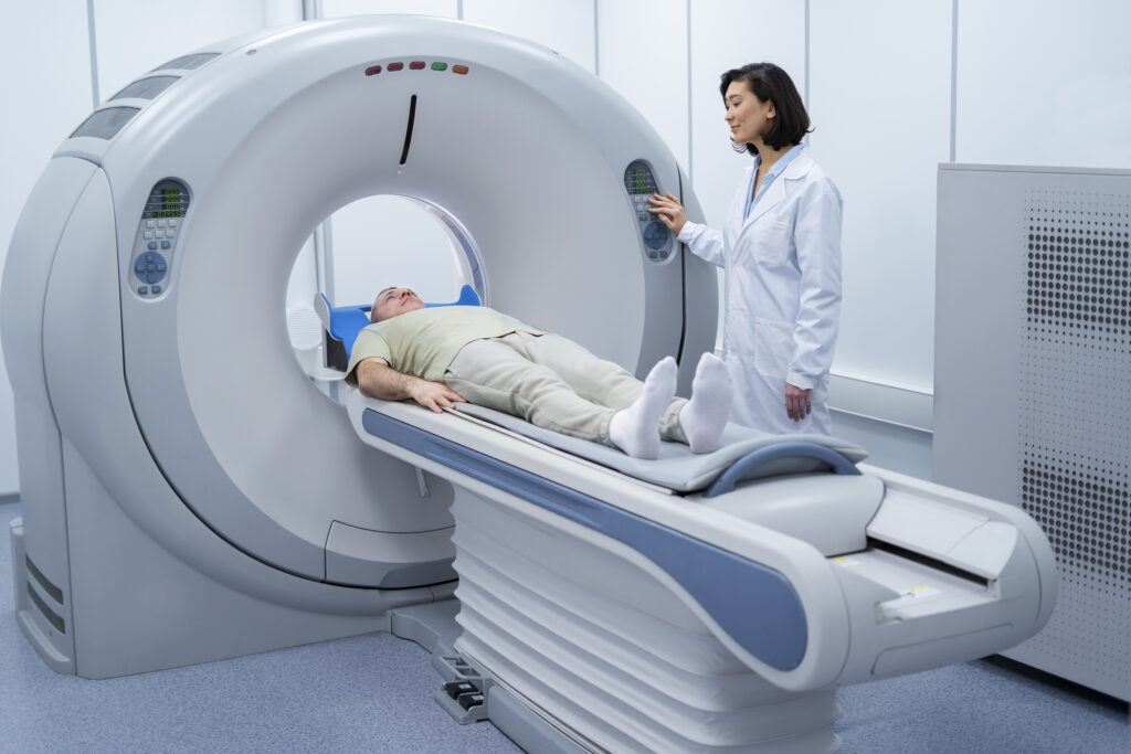 doctor-getting-patient-ready-ct-scan tomografía caracteristicas
