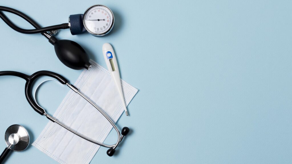 flat-lay-health-still-life-arrangement-with-copy-space mitos sobre medicina prepaga