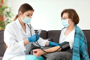 medium-shot-doctor-checking-woman-jpg prepaga sin pagar